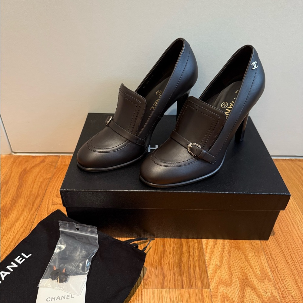 New in Box CHANEL Women's Dark Brown Leather Heels